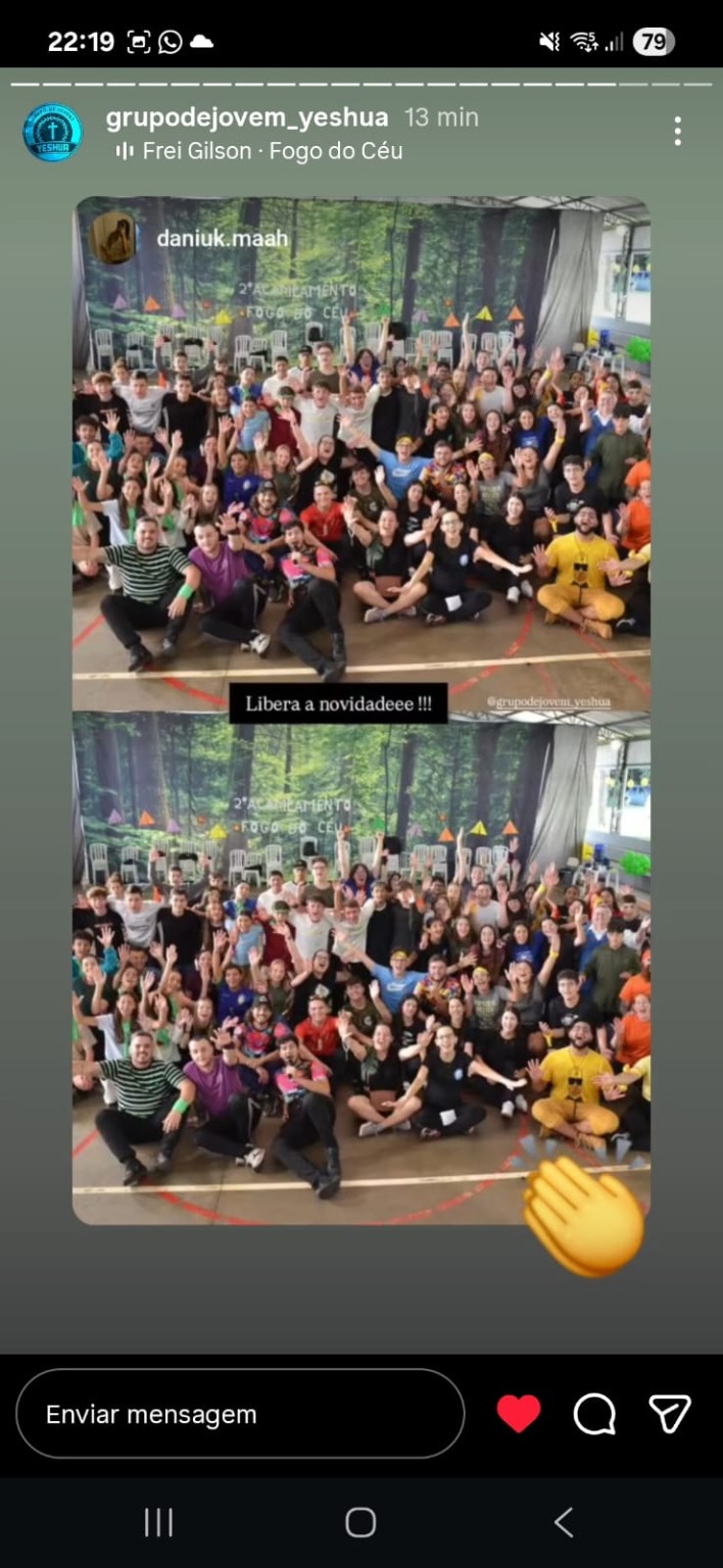 Jovens reunidos no acampamento